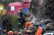 Έρευνες στα συντρίμμια μετά τη σύγκρουση τρένων στα Τέμπη