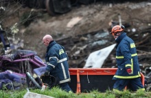 Ανάσυρση σορών μετά τη σύγκρουση τρένων στα Τέμπη