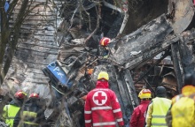 Ανάσυρση των βαγονιών μετά την τραγωδία από τη σύγκρουση τρένων στα Τέμπη - Διασώστες στο σημείο