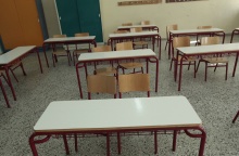 Θρανία μέσα σε σχολική αίθουσα