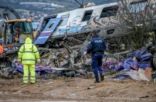 Έρευνες στα συντρίμμια μετά τη σύγκρουση τρένων στα Τέμπη