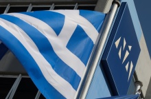 Το λογότυπο της Νέας Δημοκρατίας και η ελληνική σημαία έξω από τα γραφεία του κόμματος στην Πειραιώς