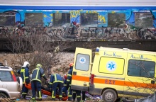 Μεταφορά σορού από διασώστες σε ασθενοφόρο του ΕΚΑΒ μετά την τραγωδία με τους 57 νεκρούς στα Τέμπη