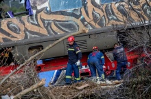 Ανασύρονται από τον τόπο του σιδηροδρομικού δυστυχήματος τα συντρίμμια των τρένων