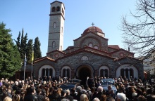 Τέμπη - Σύγκρουση τρένων: Στα μαύρα ντυμένη η Ελλάδα - Το τελευταίο αντίο απηύθυναν σήμερα συγγενείς και φίλοι αρκετών εκ των θυμάτων.