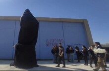 Το άγαλμα του Αριστοτέλη τυλιγμένο με μαύρο πανί ως ένδειξη πένθους για τους νεκρούς φοιτητές στο σιδηροδρομικό δυστύχημα στα Τέμπη