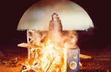 Ο τραγουδοποιός Monsieur Minimal παρουσιάζει το νέο του single «Desert In Your Eyes» κι εξηγεί την έμπνευσή του.