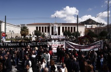  Απεργιακές κινητοποιήσεις στο κέντρο της Αθήνας για την τραγωδία στα Τέμπη - Συγκεντρωμένοι πολίτες με πλακάτ και πανό