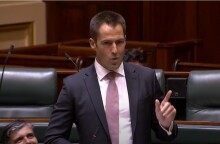 Ο Αυστραλός βουλευτής έκανε πρόταση γάμου στη σύντροφό του από το βήμα της Βουλής