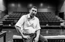 Ο Γιώργος Φλωράκης γράφει για τις ταινίες του Γιάννη Οικονομίδη και την κινηματογραφική του οπτική, με αφορμή την προβολή τους στο Ertflix.