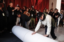 Oscars 2023: Αποκαλυπτήρια στο Χόλιγουντ για το νέο χαλί - Aντικαταστάθηκε μετά από δεκαετίες το χρώμα του θρυλικού «red carpet».