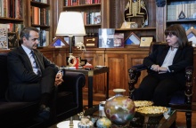 Ο πρωθυπουργός Κυριάκος Μητσοτάκης κατά τη συνάντησή του με την Πρόεδρο της Δημοκρατίας, Κατερίνα Σακελλαροπούλου, στο Προεδρικό Μέγαρο