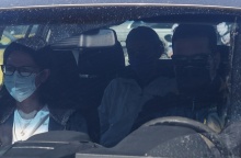 Η μητέρα της 12χρονης μέσα σε αυτοκίνητο της αστυνομίας οδηγούμενη στην ανακρίτρια