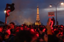 Γαλλία: Τριακόσιες δέκα συλλήψεις, διακόπηκε η κυκλοφορία στον περιφερειακό του Παρισιού κατά τις διαδηλώσεις εναντίον της μεταρρύθμισης του συνταξιοδοτικού.