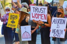 Ο ρεπουμπλικάνος κυβερνήτης του Ουαϊόμινγκ υπέγραψε νομοσχέδιο για την απαγόρευση των χαπιών άμβλωσης - Εντείνονται οι νομικές διαμάχες στις ΗΠΑ.