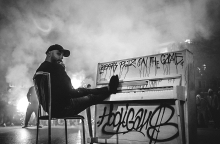 Ο μουσικός παραγωγός και σκηνοθέτης Φώτης Γεωργιάδης aka Beats Pliz, μιλάει για τη δημιουργία του πρώτου συμφωνικού ραπ άλμπουμ και του ντοκιμαντέρ «Arte Povera».