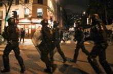 Γαλλία: Συγκρούσεις αστυνομικών με διαδηλωτές - Για τρίτο συνεχόμενο βράδυ συνεχίζονται οι κινητοποιήσεις κατά της συνταξιοδοτικής μεταρρύθμισης.