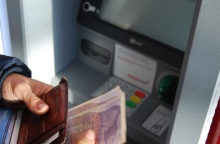 Αύξηση κατώτατου μισθού: Διευκρινίσεις από το υπουργείο Εργασίας και Κοινωνικών Υποθέσεων, μέσα από 12 ερωτήσεις και απαντήσεις.