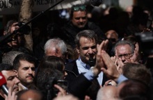 Στην πλατεία Κασταλίας στο Μαρούσι ο πρωθυπουργός - Πρώτη δημόσια εμφάνιση μετά την τραγωδία