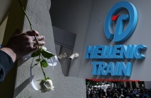 Σιδηροδρομικό δυστύχημα στα Τέμπη - Λουλούδι για τα θύματα - Τα γραφεία της Hellenic Train