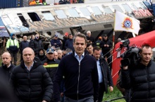 Ο Κυριάκος Μητσοτάκης κατά την επίσκεψή του στα Τέμπη μετά το πολύνεκρο σιδηροδρομικό δυστύχημα