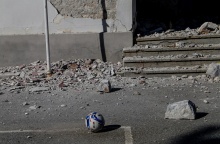 Συντρίμμια από σεισμό σε προαύλιο σχολείου