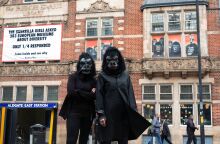 Οι Guerilla Girls σε παρέμβασή τους στο Λονδίνο