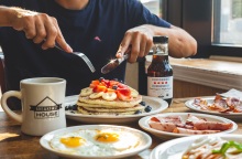 Βιρτζίνια: Κρατούμενοι που χρησιμοποίησαν οδοντόβουρτσα για να αποδράσουν από το κελί, συνελήφθησαν μέσα σε λίγες ώρες σε εστιατόριο με τηγανίτες. 