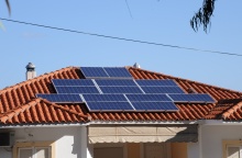Φωτοβολταϊκά σε στέγη σπιτιού
