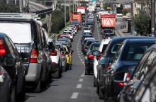 Κίνηση στους δρόμους: Προβλήματα σε κεντρικούς οδικούς άξονες - Ποιοι δρόμοι θα σας ταλαιπωρήσουν - Δείτε στον χάρτη πώς κινούνται τα οχήματα.