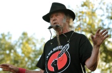 Νιλ Γιανγκ εναντίον Ticketmaster για τις τιμολογιακές πολιτικές της εταιρείας έκδοσης εισιτηρίων - Καταγγέλλει αισχροκέρδεια σε βάρος του συναυλιακού κοινού.