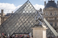 Γαλλία: Διαδηλωτές απέκλεισαν το μουσείο του Λούβρου στο Παρίσι - Συνεχίζονται στη γαλλική πρωτεύουσα οι κινητοποιήσεις κατά της συνταξιοδοτικής μεταρρύθμισης.