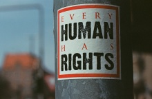 Ετήσια έκθεση Διεθνούς Αμνηστίας 2022-23: «Η κατάσταση των ανθρωπίνων δικαιωμάτων στον κόσμο» - Τα στοιχεία της οργάνωσης για τα εγκλήματα και την καταστολή.