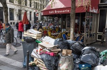 Γαλλία: Τόνοι σκουπιδιών παραμένουν στους δρόμους στο Παρίσι - 23η ημέρα κινητοποιήσεων - Η απεργία αναστέλλεται από αύριο.