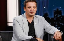 Ξανά στα πόδια του ο Jeremy Renner μετά το ατύχημα με το εκχιονιστικό