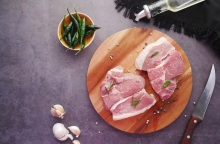 Ιταλία: Την απαγόρευση του εργαστηριακού κρέατος και άλλων συνθετικών τροφίμων προωθεί η κυβέρνηση της Τζόρτζια Μελόνι - Τα επιχειρήματα υπέρ και ενάντια.