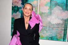 Σάρον Στόουν: Εγκαινιάστηκε η πρώτη της ατομική έκθεση ζωγραφικής στο Λος Άντζελες - Η σχέση της με τις εικαστικές τέχνες και το αναζωπυρωμένο ενδιαφέρον. 