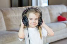 Παιδί ακούει μουσική μέσω ακουστικών