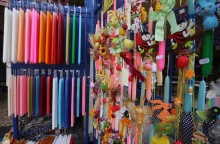 Λαμπάδες σε σταντ έξω από κατάστημα 