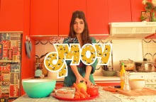 Β. Σέργη - ΜΟΥ: Το τραγούδι και το viral video που υπογραμμίζουν με ρεαλιστικό στίχο τον σεξισμό γύρω μας.