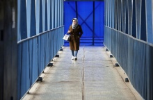 Γυναίκα φορά μαντίλα στο Ιράν