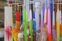 Λαμπάδες σε σταντ έξω από κατάστημα 