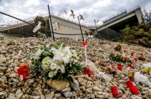 Τέμπη: Λουλούδια και κεριά στο «σημείο μηδέν»