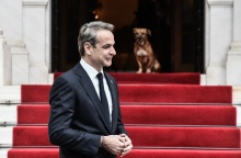 Ο Κυριάκος Μητσοτάκης με τον αδέσποτο σκύλο που υιοθέτησε το Μέγαρο Μαξίμου