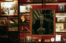 Πορτρέτο του Ντόναλντ Τραμπ σε τοίχο με άλλα εκθέματα