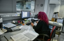 Δημόσιος υπάλληλος εργάζεται στο γραφείο της