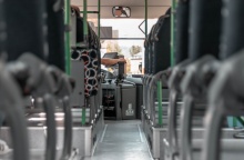 Οδηγός λεωφορείου σε λήψη από το βάθος του οχήματος