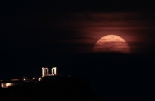 H ροζ πανσέληνος θα κοσμήσει τον ουρανό το βράδυ της Τετάρτης 5 Απριλίου - Από πού αντλεί την ονομασία της, με ποιες παραδόσεις συνδέεται.