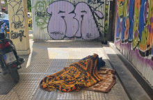 Άστεργοι που κοιμούνται στον δρόμο: Η συγγραφέας Λένα Διβάνη κυκλοφορεί στην πόλη, φωτογραφίζει ό,τι της κάνει κλικ και γράφει μερικές σκέψεις