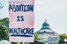 ΗΠΑ: Η πολιτεία της Ουάσινγκτον αγόρασε χάπια άμβλωσης αρκετά για τρία χρόνια εν αναμονή απόφασης δικαστηρίου που ενδέχεται να απαγορεύσει τη χρήση τους.